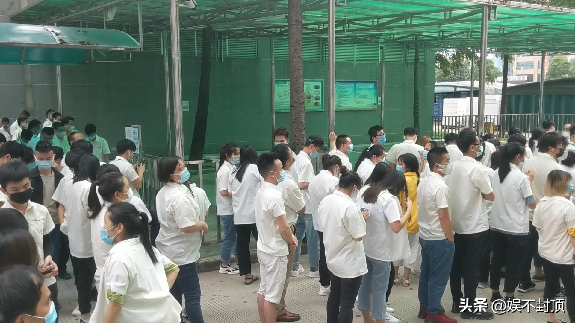 东莞27000人的电子厂,员工还上着班,全部都被叫出去集合了