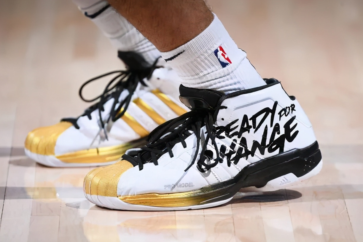 nba球员上脚球鞋闪击8,nba球星上脚闪击6圣诞节