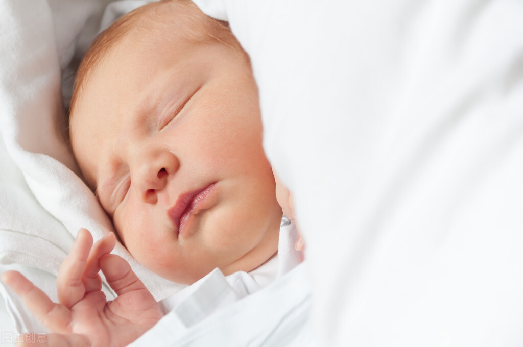 新生儿为何总挣劲？宝宝有一些“异常”其实也正常，家长别吓自己