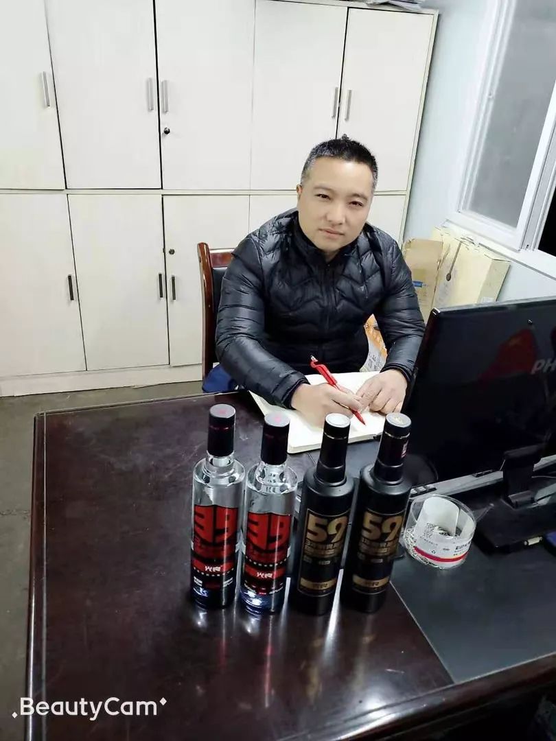 光瓶酒的两位“门外汉”，为什么都把第一次给了光良？