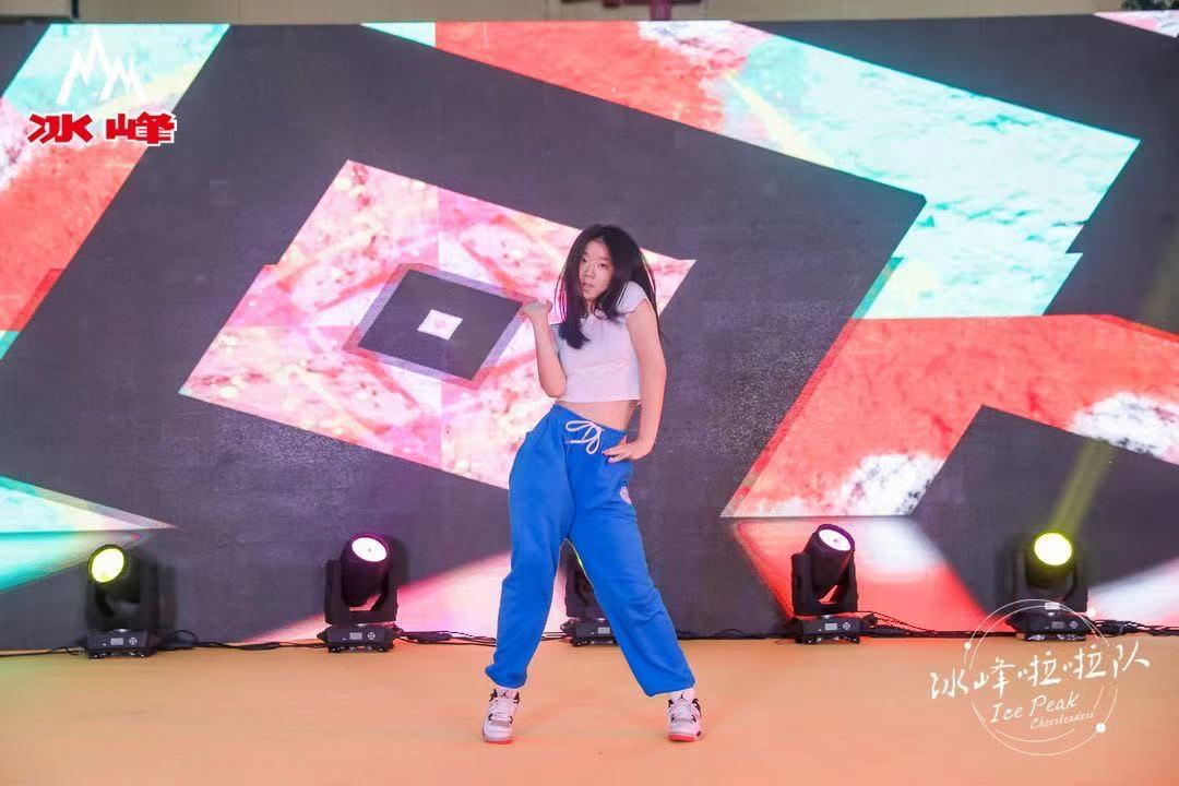 冰峰啦啦队助力十四运,冰峰汽水赞助球队