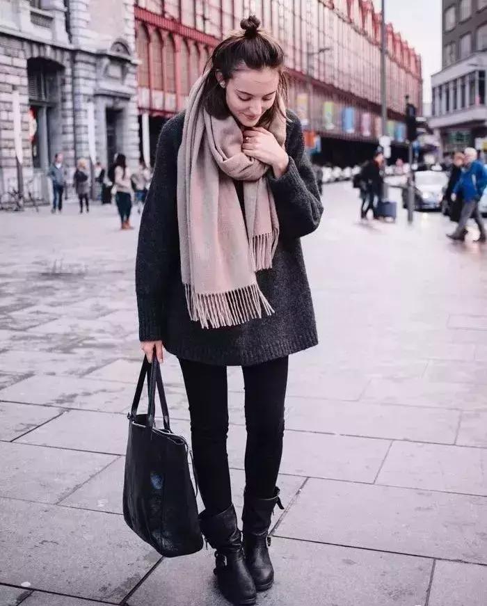 适合羽绒服显脸小围巾的系法,怎么给女生系围巾不会显脸小