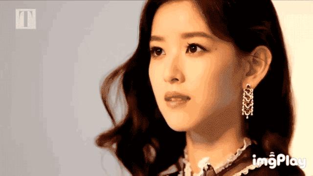 刘嘉玲和天价娃娃合影,刘嘉玲买画