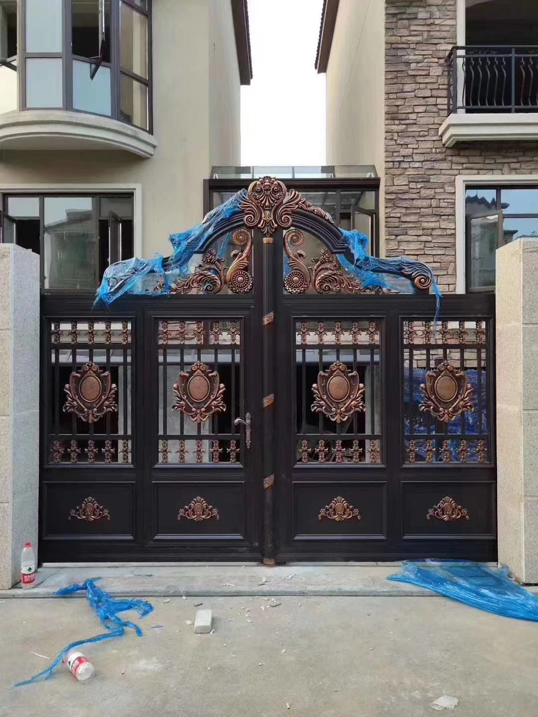 双开铝艺大门安装,双开铝艺大门