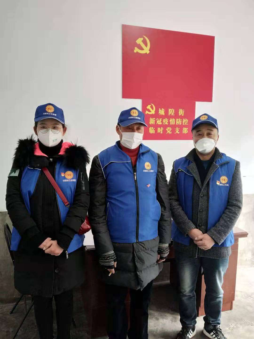 抗疫前线这一抹红分外动人,抗疫前线永不褪色的那一抹藏蓝色