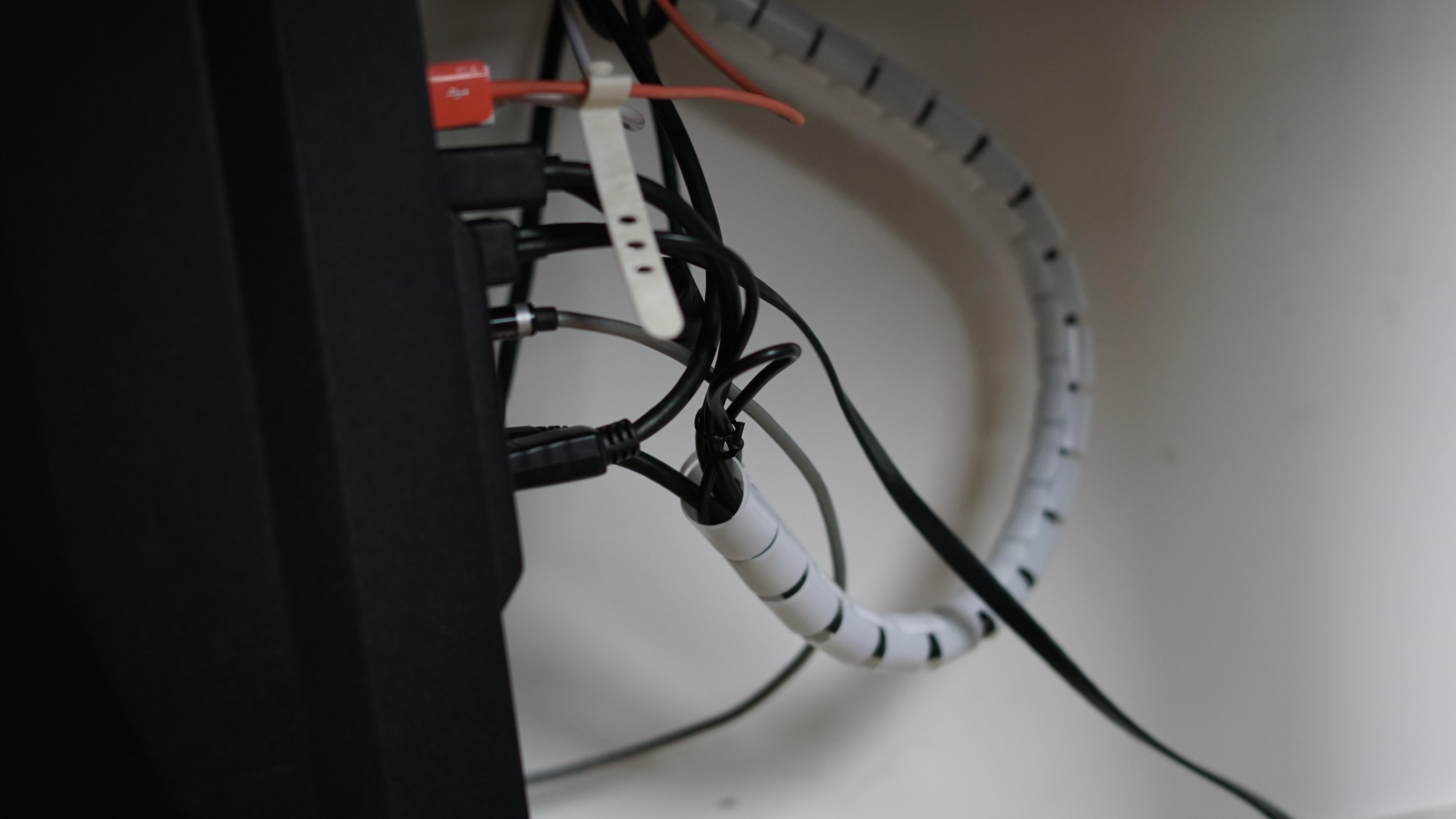 不用100元，手把手教你改造极简桌面，完全隐藏主机和线材