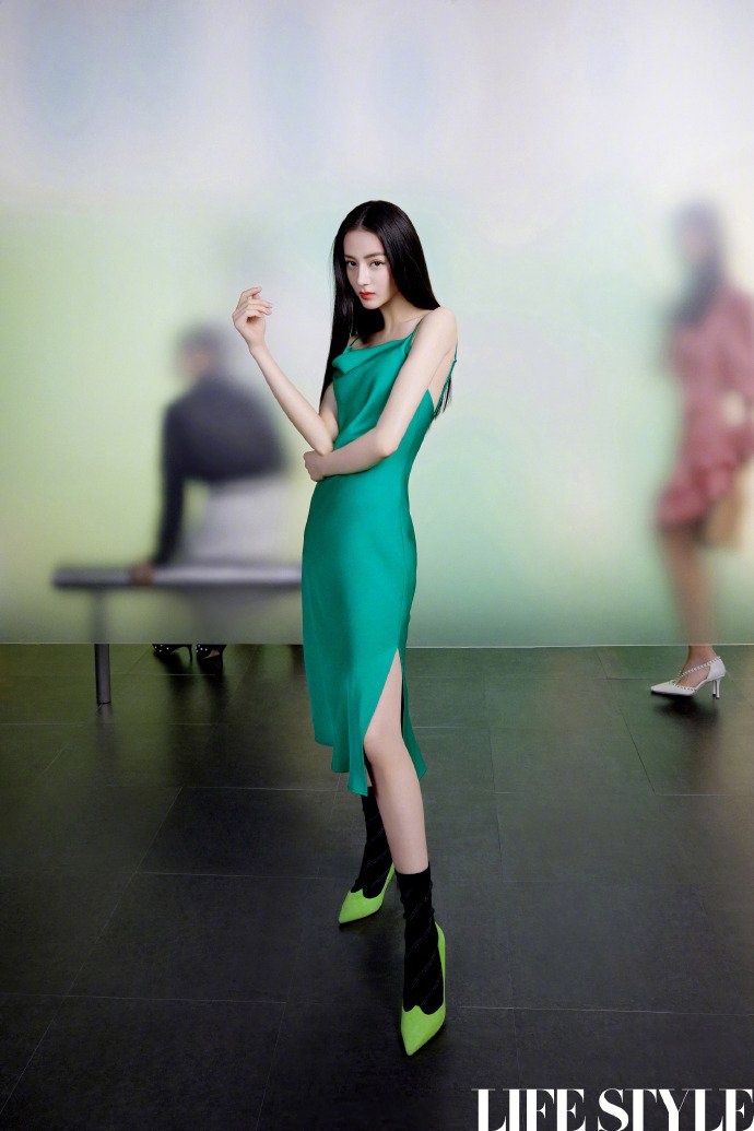 迪丽热巴造型黑色抹胸长裙,迪丽热巴蓝纱裙造型走路