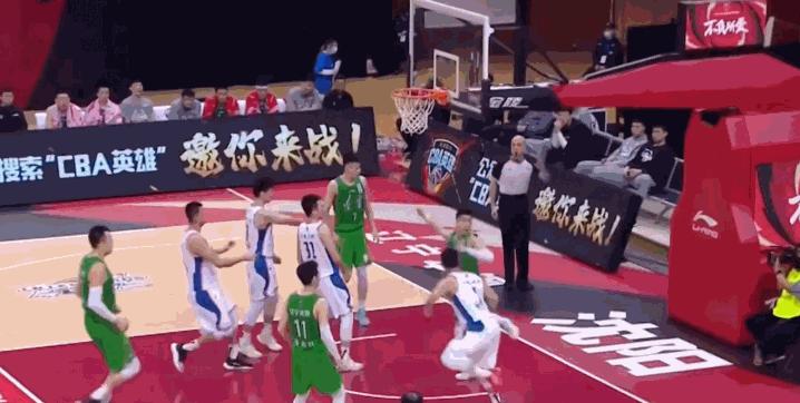 杨鸣捂郭艾伦嘴,郭艾伦发微博是对杨鸣吗