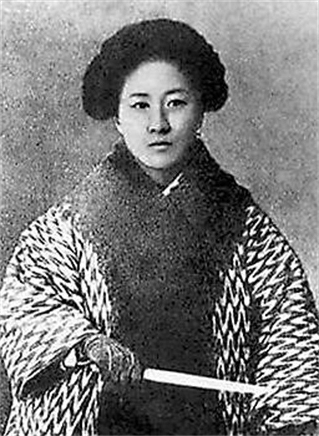 秋瑾：放弃做官太太，为封建女性发声倡导革命，死前曾遭丈夫家暴