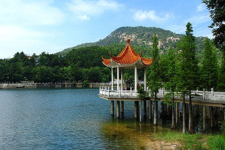 广州游山玩水：芙蓉山层峦叠翠，瀑布飞流直下。自然风光优美怡人