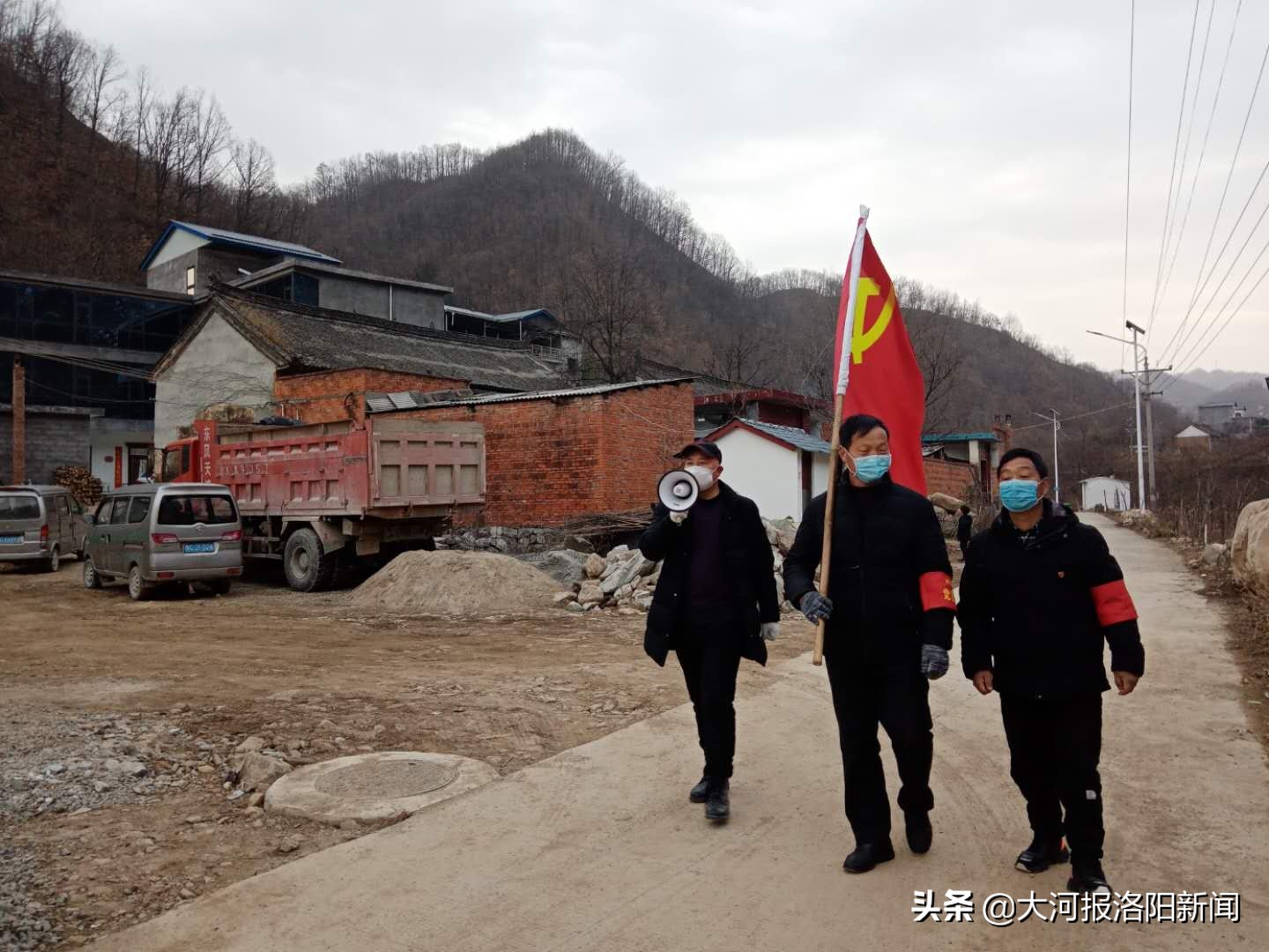 河南洛阳：山村群众采购难，他把面包车开出来：我替你们买