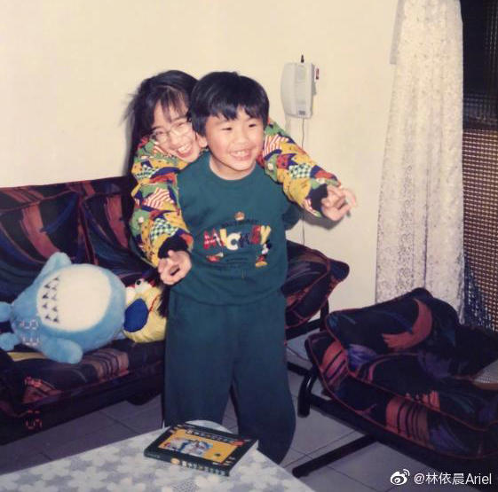 最牛贫民窟女孩：替母还清300万，23岁走红，胡歌都哭着谢她