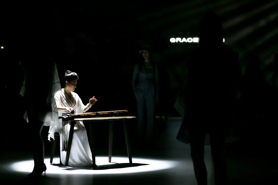 2021秋冬女装款式流行趋势,2018秋冬趋势报告巴黎时装周