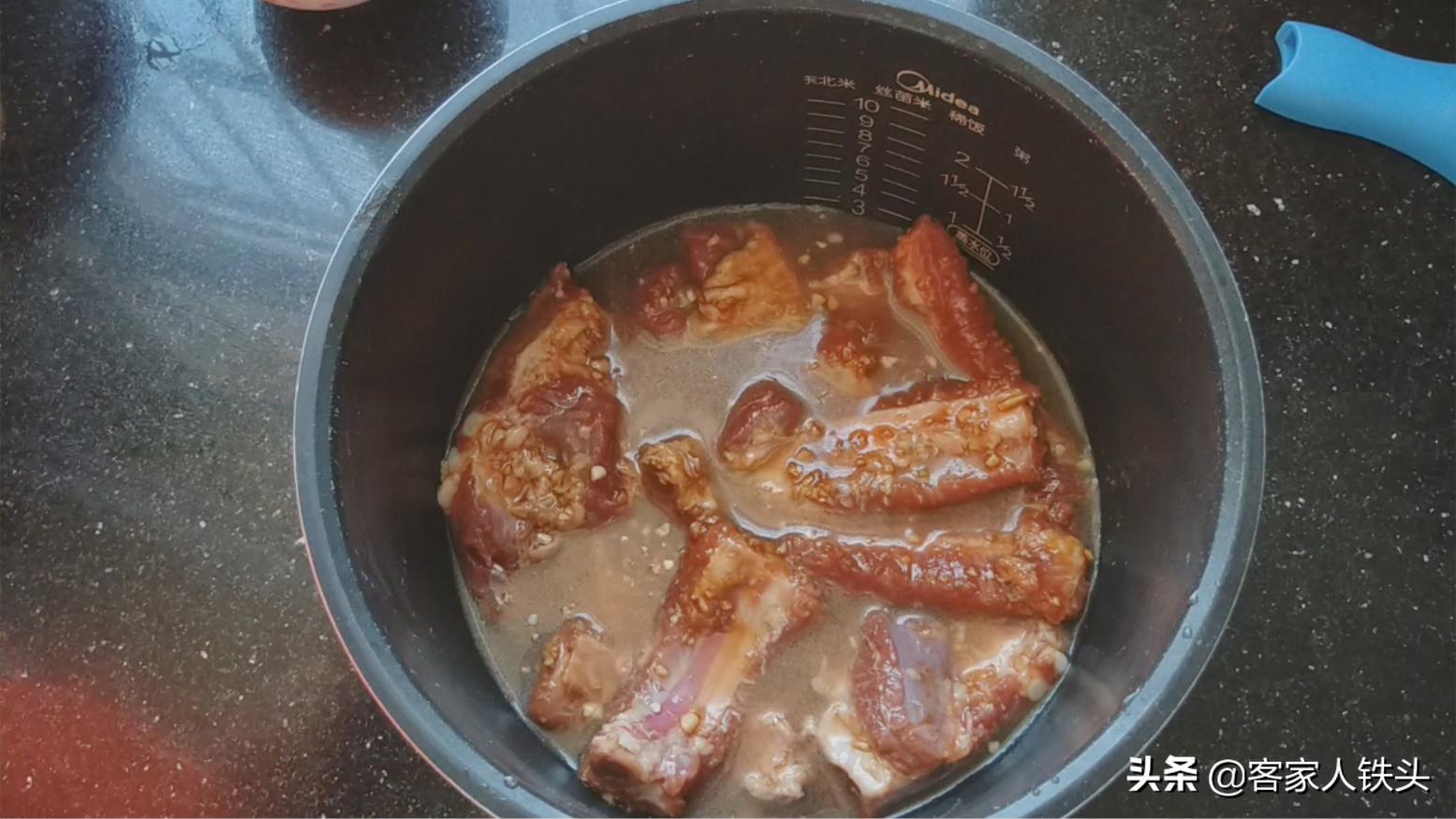 这才是蒜香排骨最好吃的做法,这才是排骨最过瘾吃法