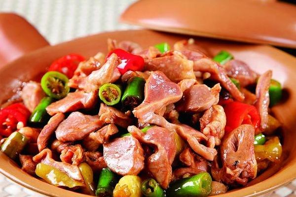 香辣爆炒鸡杂木桶饭,爆炒鸡杂的做法出锅鲜香脆爽