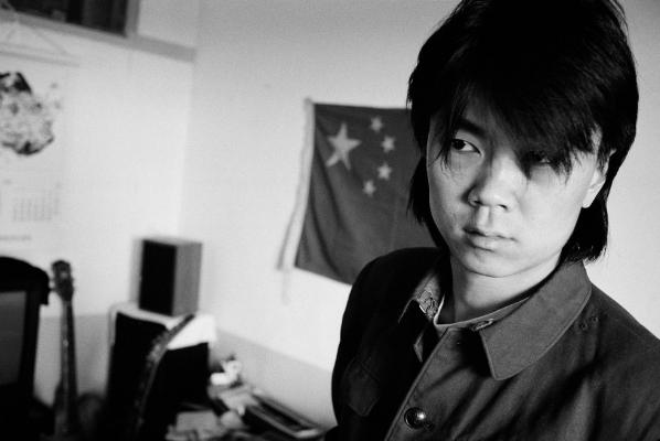 她23岁一曲成名，提携杨坤红过那英，两次被情所伤，39岁跳楼自杀