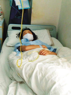 刚被推出产房家人等候的视频,产妇被推出产房的瞬间