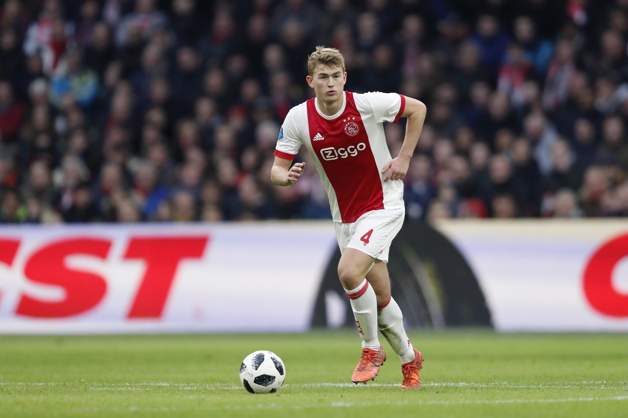 德里赫特禁区内手球裁判没有表示,德里赫特手球在第几分钟