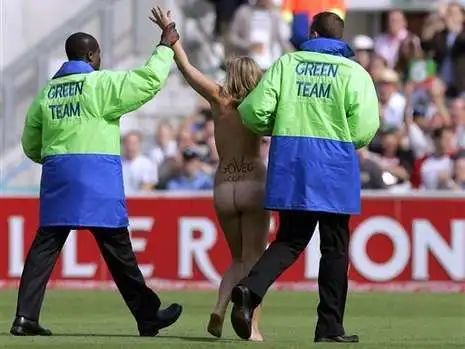 尺度爆表，这片连海报都打了马赛克