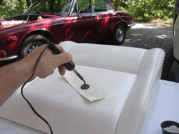 汽车真皮座椅掉皮了自己怎么修补,汽车真皮座椅适合买什么样的坐垫