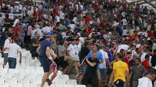 英国球迷被打,200名俄罗斯球迷暴打英国球迷