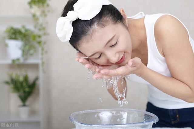 敷完面膜前要不要涂水乳,敷完面膜要不要洗再去化妆
