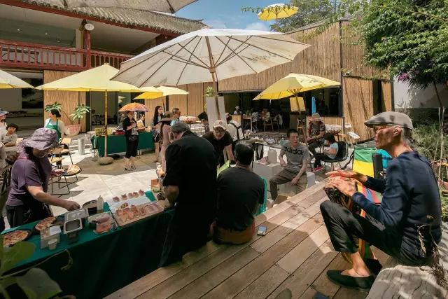 他在大理租下23个足球场大的地方，种菜、养牛、建农场日子过成诗