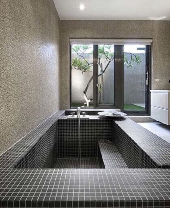 这招高！浴缸埋地下，上面铺木栅栏装花洒，从此淋浴、泡澡2不误