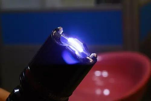 女子凌晨电梯间被挟持遭劫杀,女子深夜下班被保安劫持