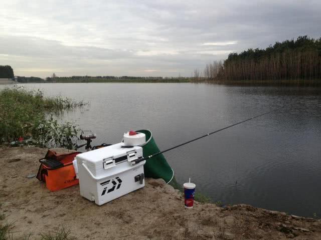 新手选择钓椅和钓箱哪个实用,到底是钓箱好还是钓椅好