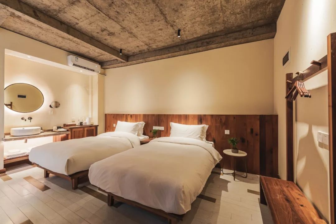 秋日河畔画中小镇，隐于茶园流水，山水间三店新开旅居吃茶慢生活