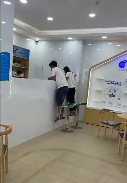 在公交车上遇到的妹纸，让我沉醉迷失了方向，我该怎么搭讪啊？急