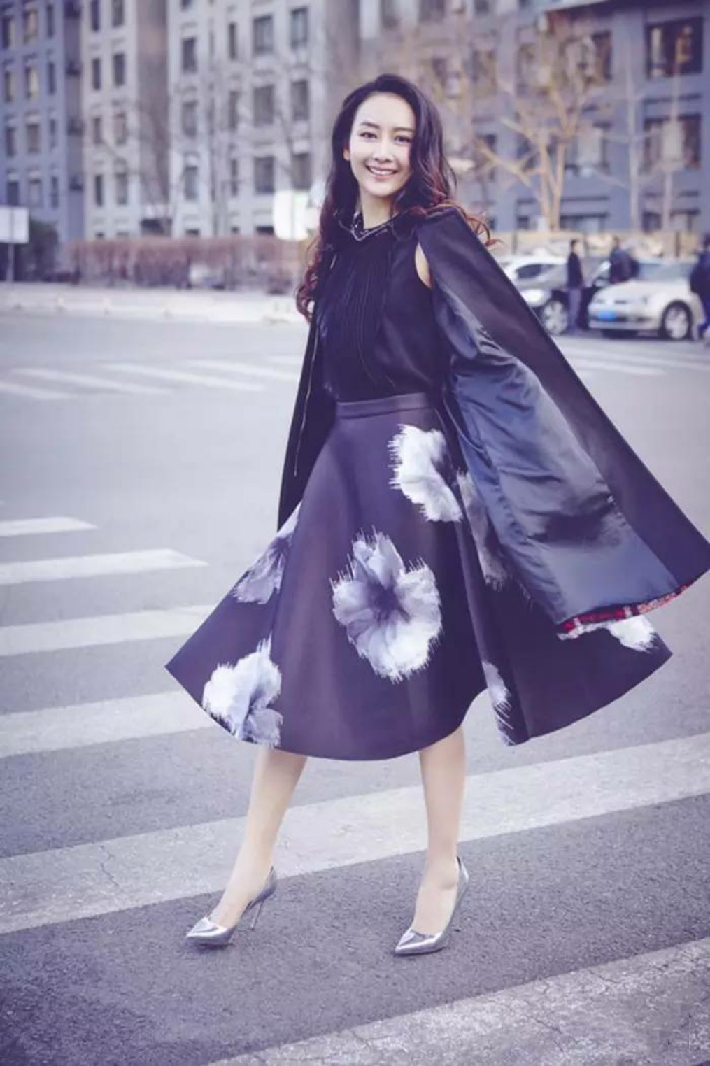 冬天大衣适合搭配什么样的包包,今年冬天穿的羊绒大衣怎么搭配