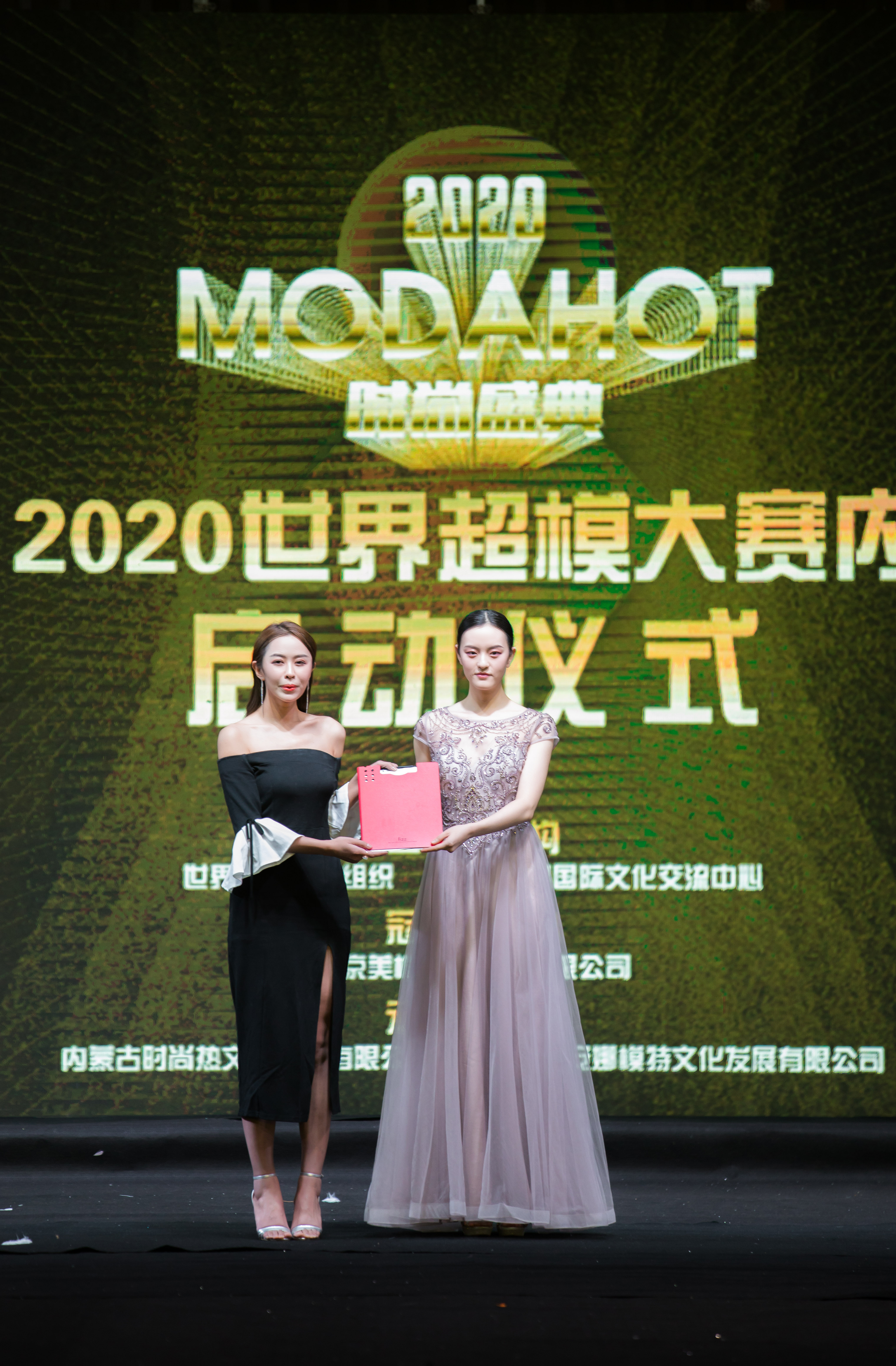 鏃跺皻cosmo鏃跺皻鐩涘吀2019,cosmo鏃跺皻鐩涘吀2020闆嗗悎