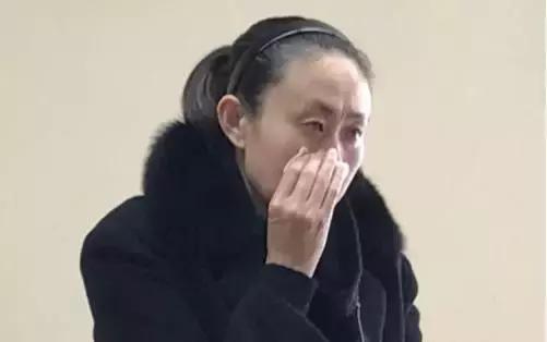 女孩深夜被暴打28次，当街扒衣拖行：孩子，你不必那么善良