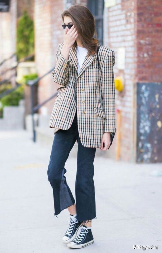 kaia匡威鞋街拍,黑色匡威黑色裤子穿搭