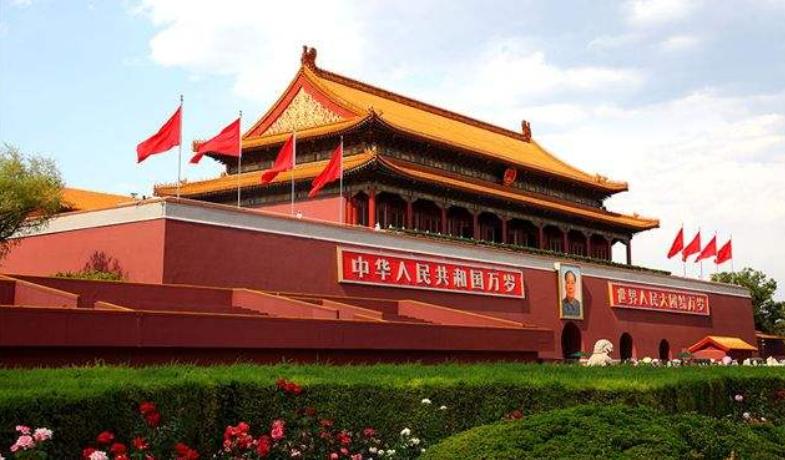 校长禁止师生穿耐克进校，获赞无数，网友：博眼球！英语也别学了