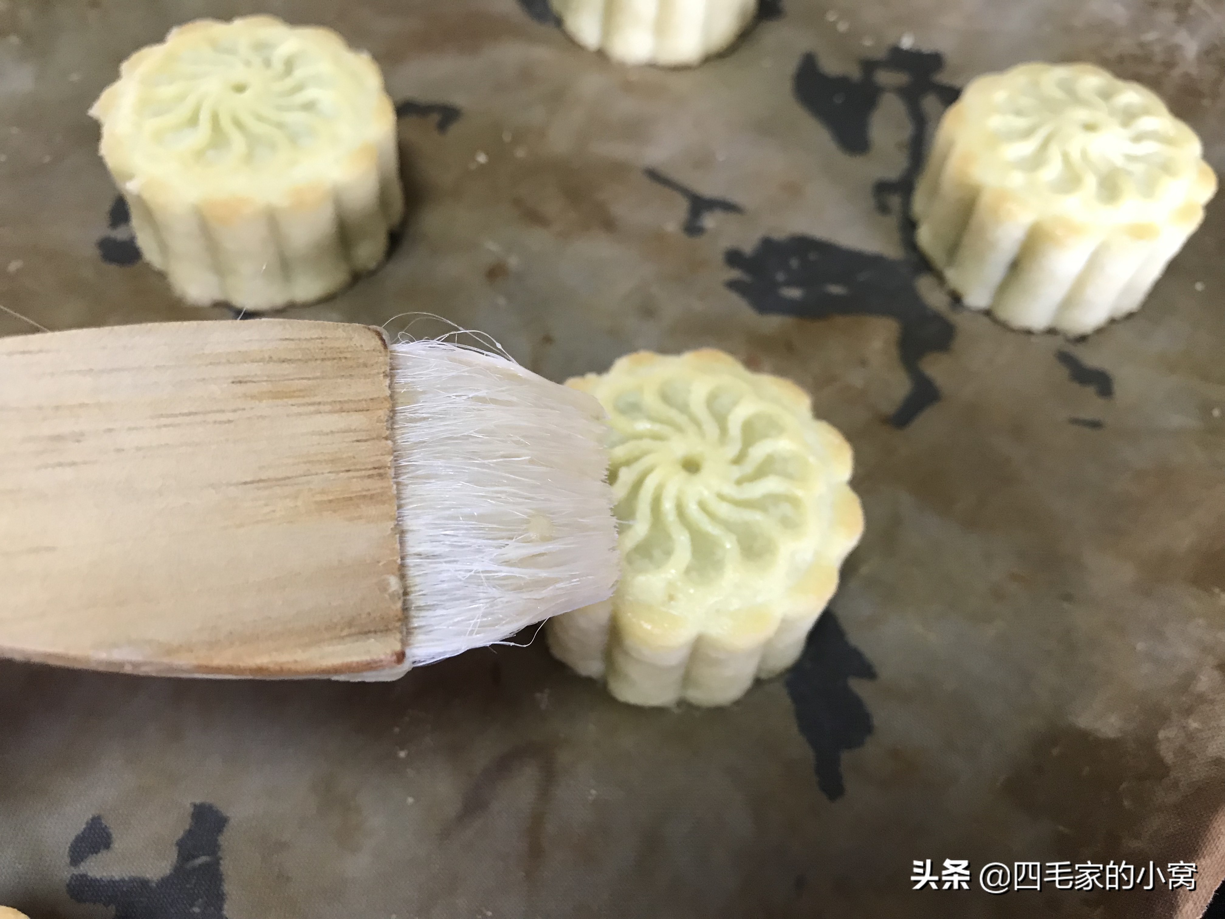 桃酥做出来放一天就不酥了,最正宗的奶酥月饼告诉你简单做法