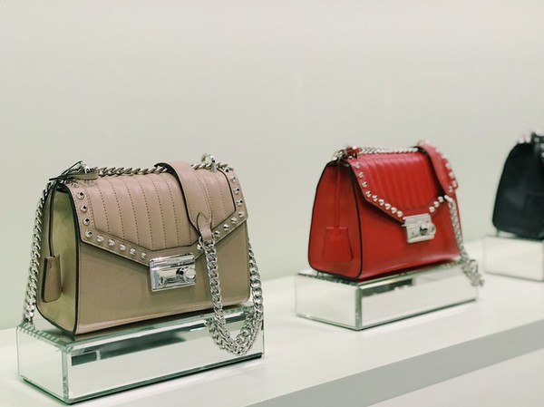 prada香港特卖,prada最新秀