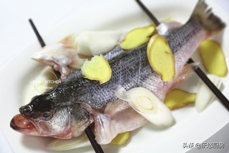 清蒸鱼口感肉嫩,清蒸鱼才好吃还容易烂