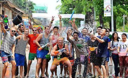 泰国泼水节搞笑事件,泰国泼水节最尴尬的场面