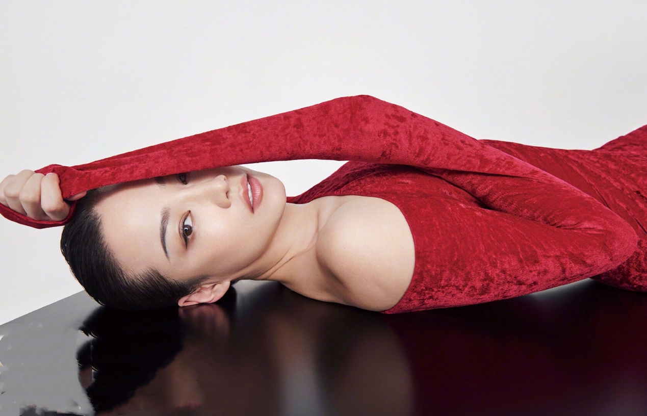 谭卓黑色连衣裙写真,谭卓黑色丝绒抹胸长裙