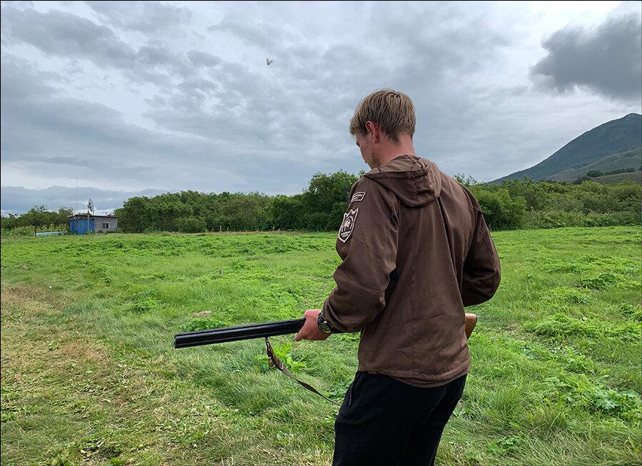 加拿大遇到熊会到路边吗,在幽深洞穴里探险遇到熊该怎么办