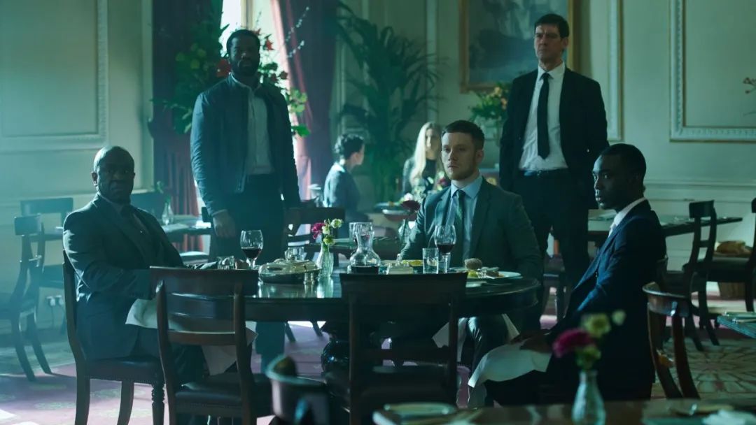 二流剧本，一流动作戏，《突袭》导演这部黑帮剧，太过瘾