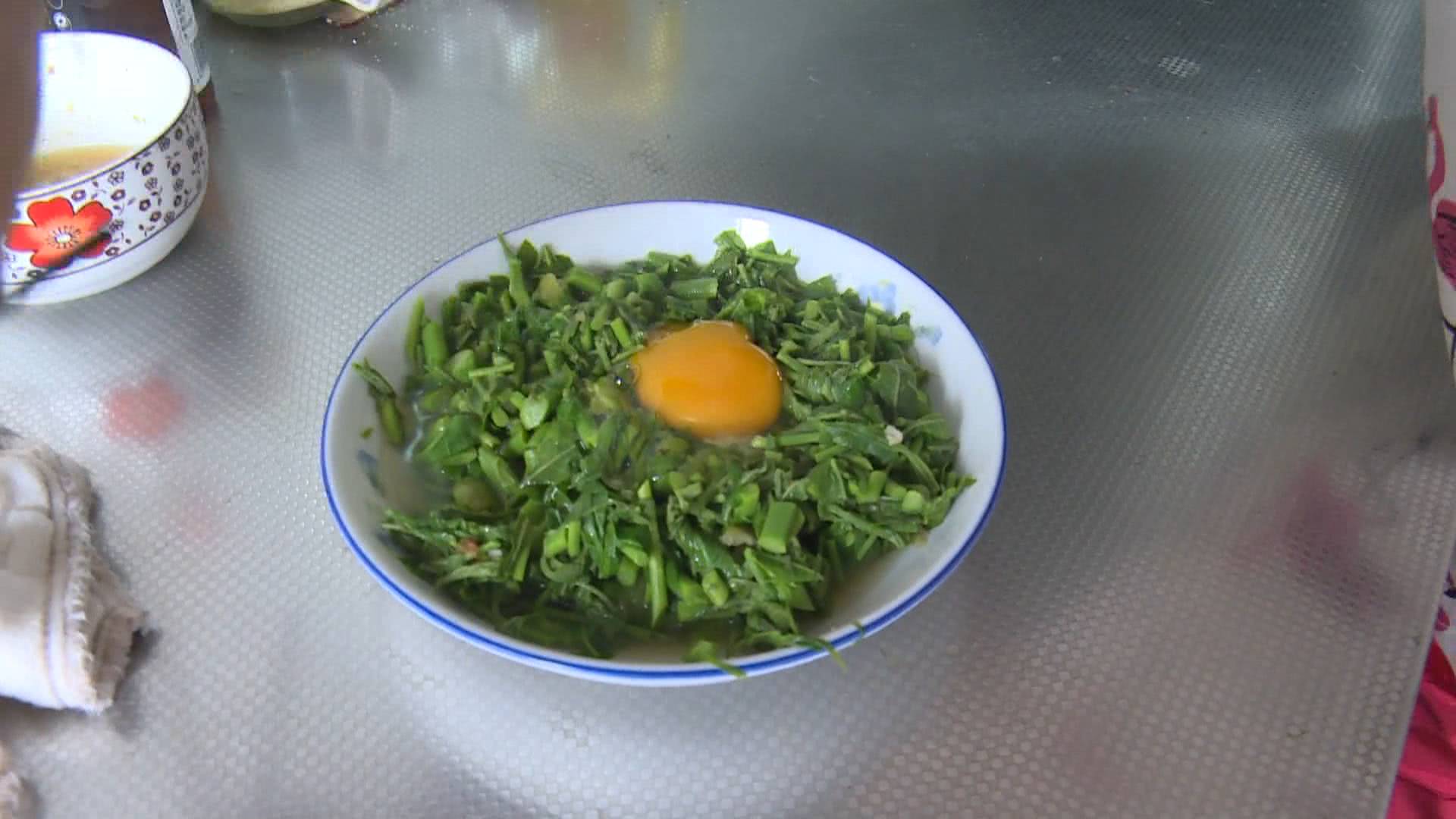 空腹吃一盘香椿炒鸡蛋会中毒吗,香椿炒蛋在什么情况下会食物中毒