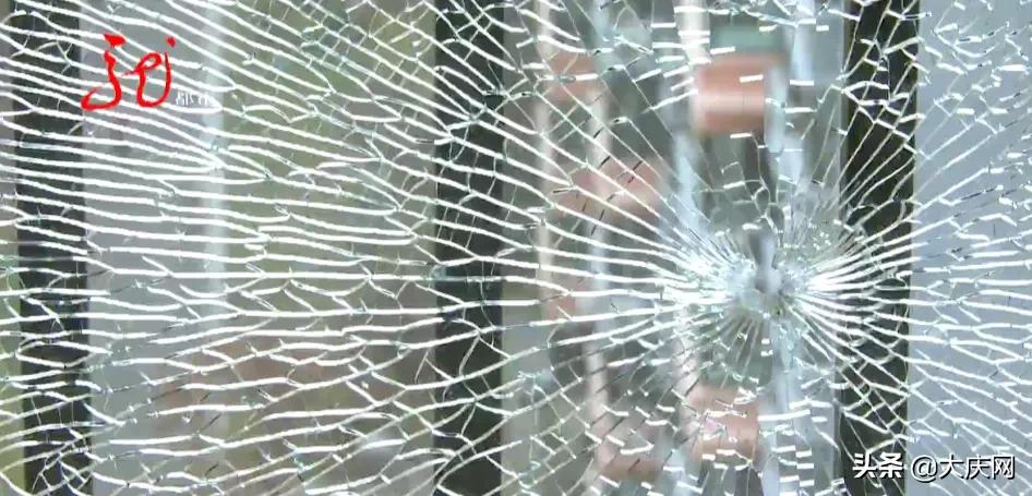 住户玻璃深夜遇袭,哈尔滨一小区窗户被砸