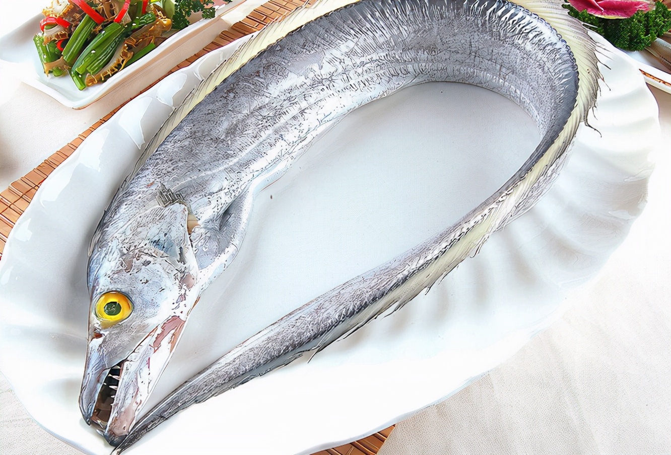 挑选带鱼的时候最好选择黄眼带鱼,选带鱼要选黄眼睛还是小眼睛