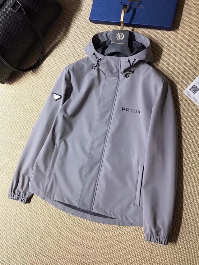 普拉达prada限定冲锋衣,普拉达的冲锋衣