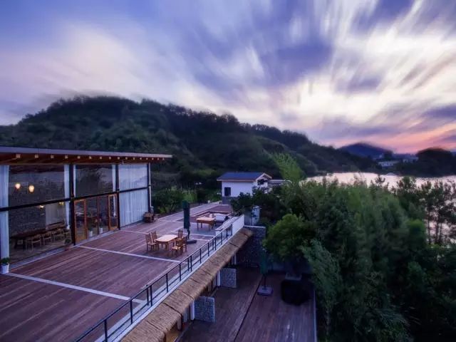 为钓鱼建房子,为了钓鱼在河边盖了房子