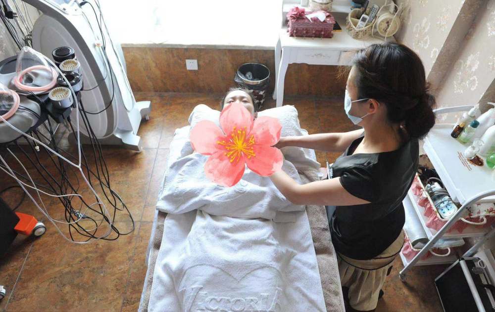 宝妈产后没奶水,情急之下找来“男催乳师”,体验后有点糟心